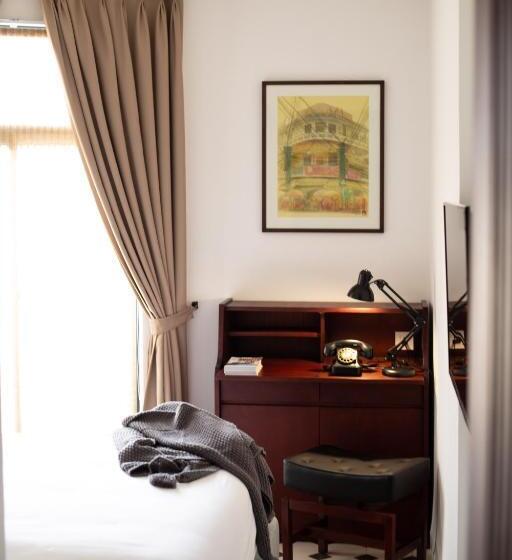 חדר קלאסי, La. Chronique