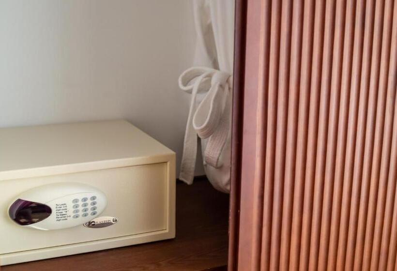 חדר בסיסי עם מרפסת, La. Chronique