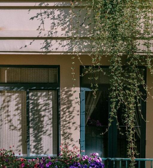 חדר בסיסי עם מרפסת, La. Chronique