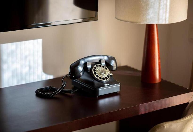 חדר בסיסי עם מרפסת, La. Chronique