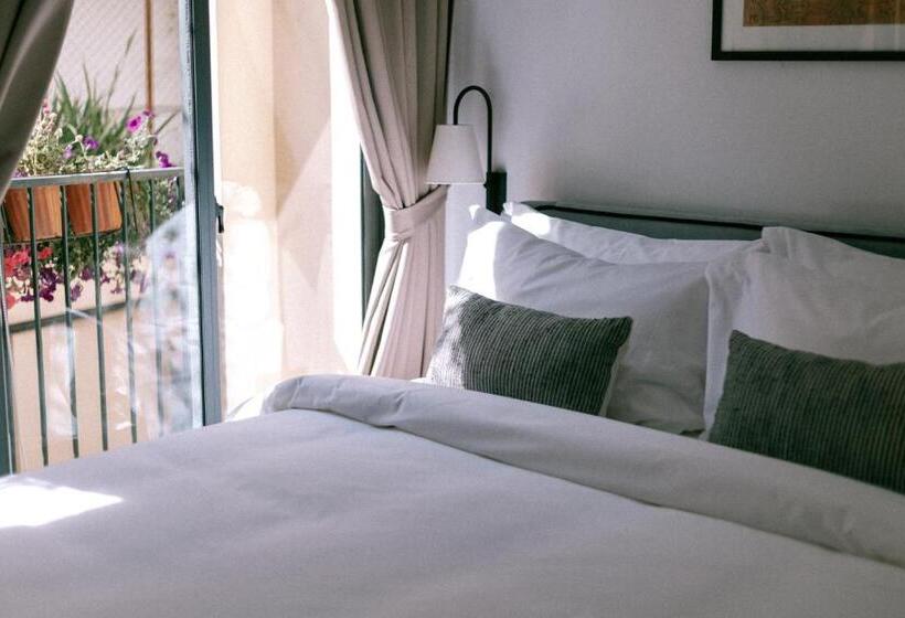 חדר בסיסי עם מרפסת, La. Chronique