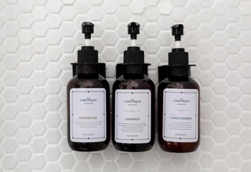 חדר בסיסי עם מרפסת, La. Chronique