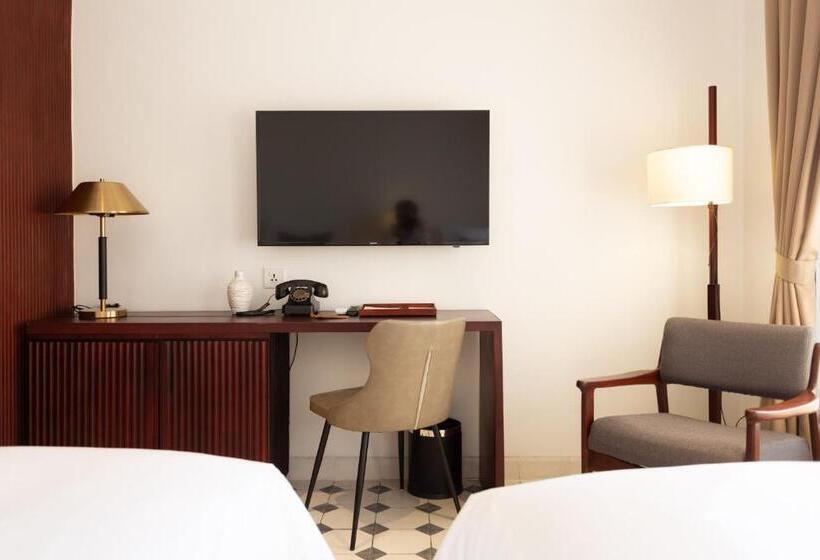 חדר דלוקס, La. Chronique