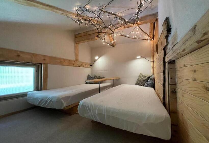 Номер Стандарт Вид на Горы, Backyard Mountain