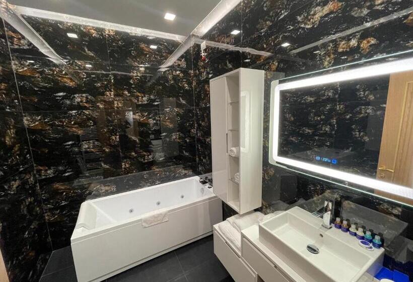 스위트 킹사이즈 침대, Deluxe Resort And Spa