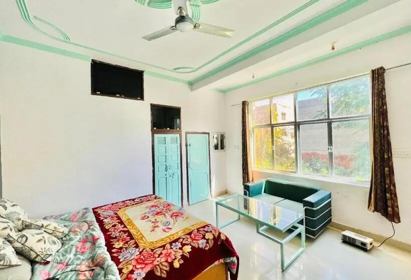 اتاق لوکس سه تخته, Bhoora House