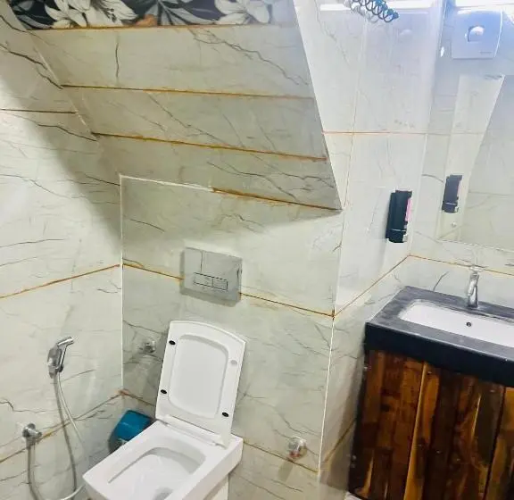 استودیو استاندارد با چشم‌انداز باغ, Bhoora House