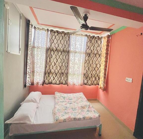 דירת חדר נוף לגינה, Bhoora House