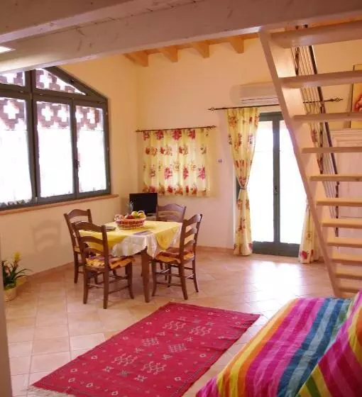 スタンダードスタジオ, Agriturismo La Casa Del Mandorlo