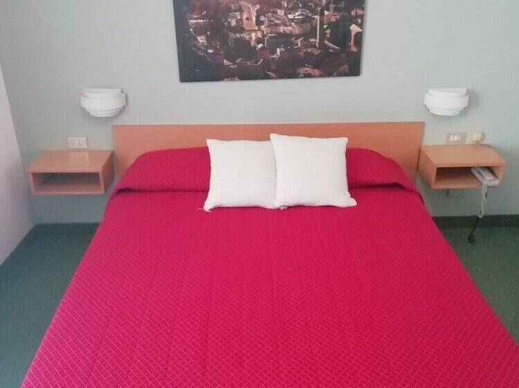 اتاق استاندارد سه نفره, Crimea