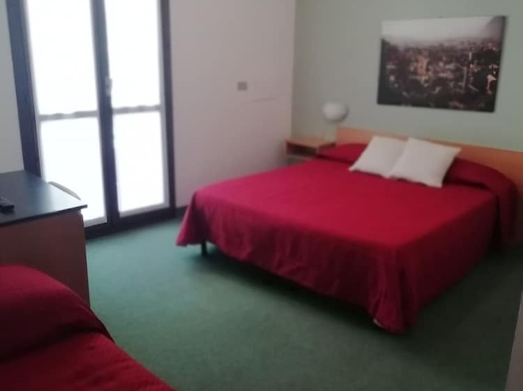 اتاق استاندارد سه نفره, Crimea