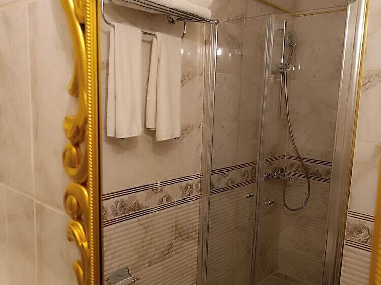 اتاق لوکس, Leyenda