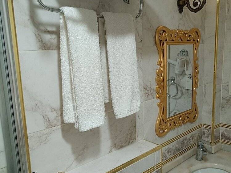 اتاق استاندارد سه نفره, Leyenda