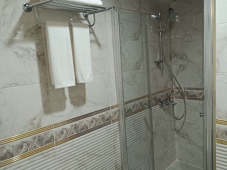 اتاق استاندارد سه نفره, Leyenda