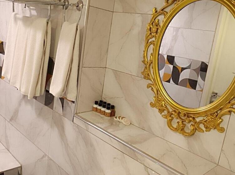 اتاق خانوادگی, Leyenda