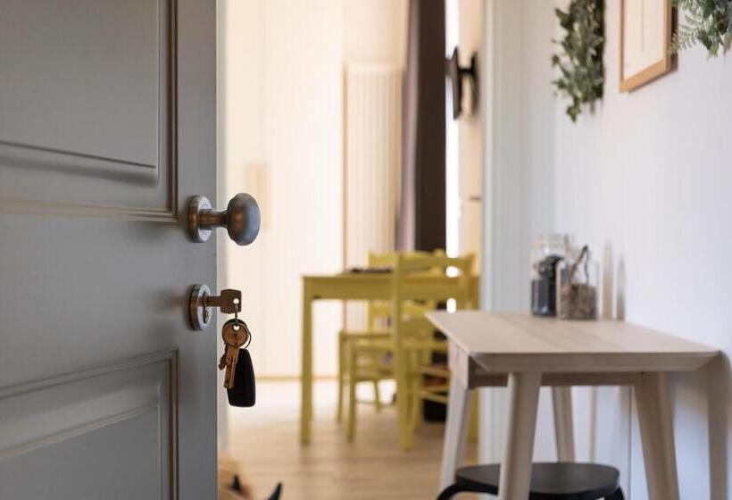 اتاق خانوادگی, Bed And Breakfast Bric & Brac