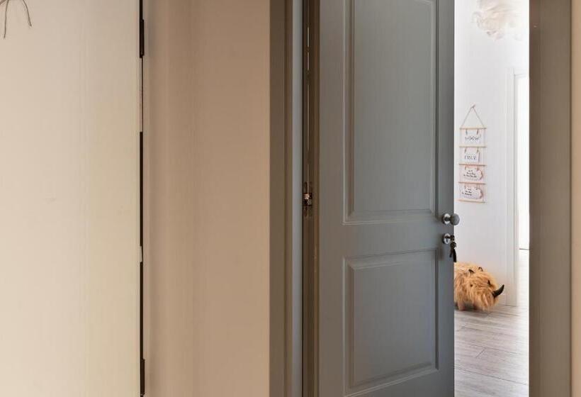 اتاق خانوادگی, Bed And Breakfast Bric & Brac