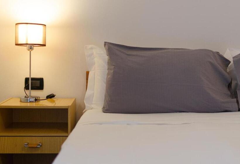 חדר אקונומי לשלושה, Flos