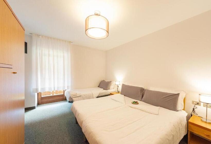 Economy Triple Room, Flos