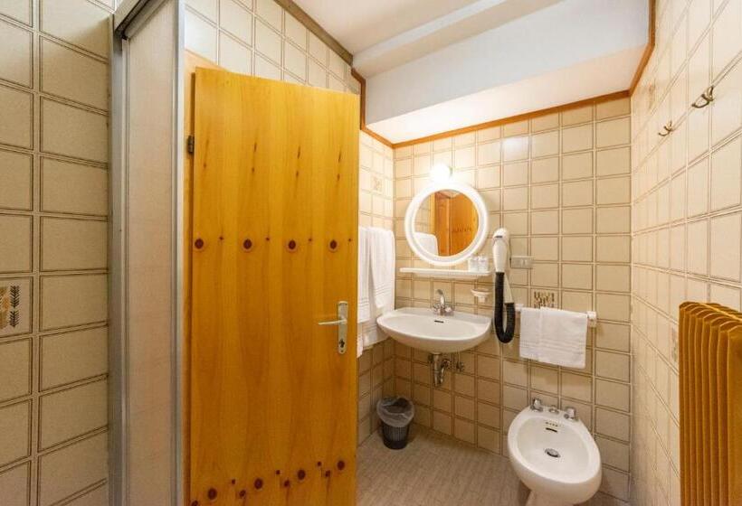 חדר אקונומי לשלושה, Flos