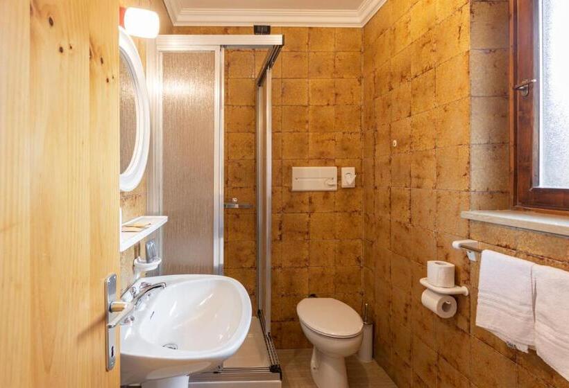 חדר אקונומי, Flos