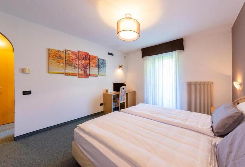 חדר סופריור, Flos