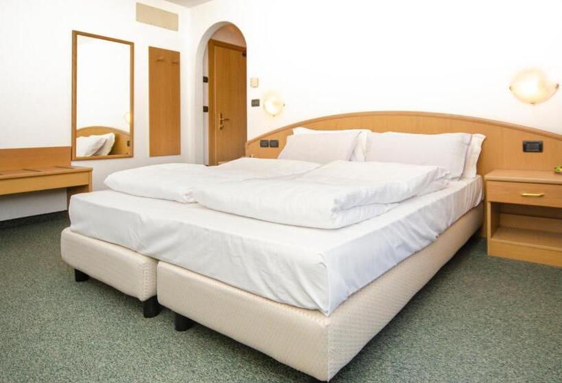 חדר סופריור, Flos