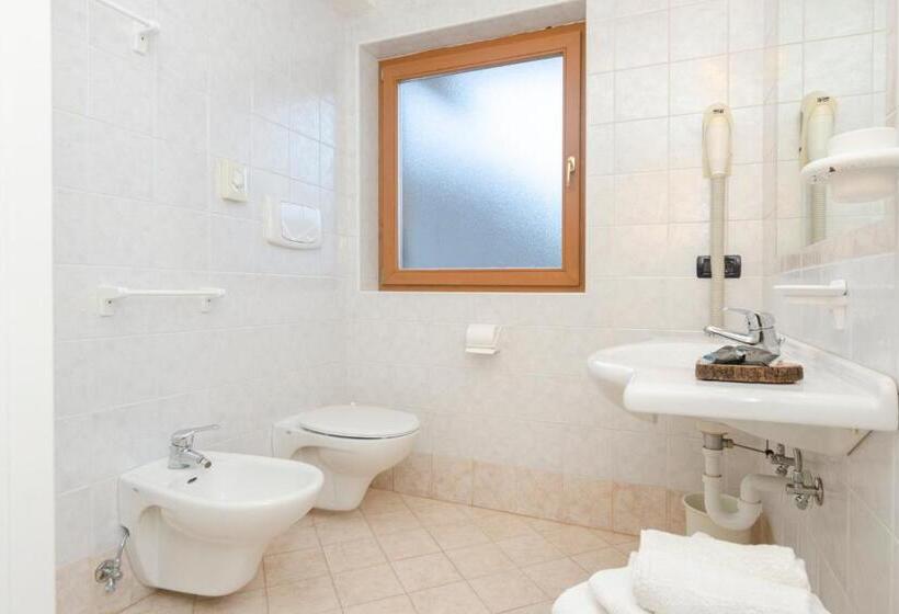 חדר סופריור, Flos