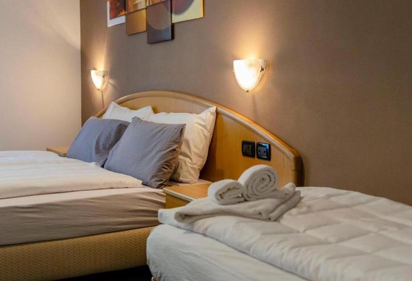 חדר קומפורט לשלושה, Flos