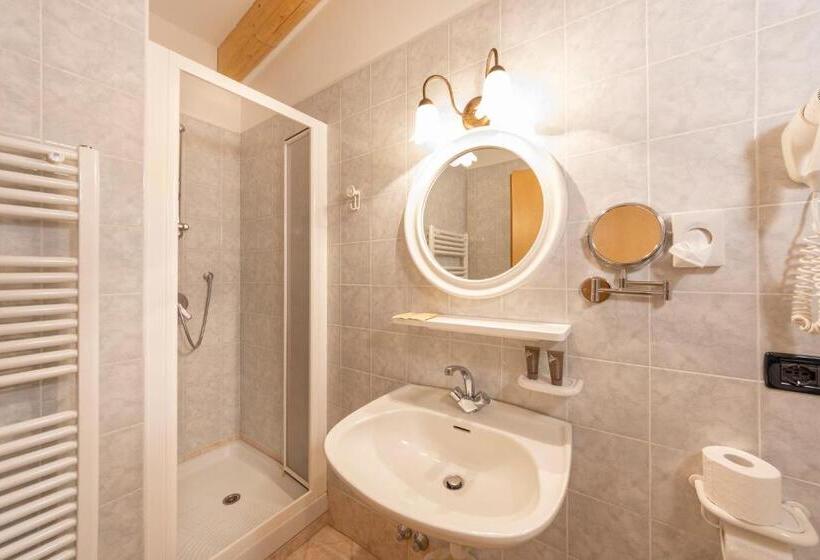 חדר סופריור לארבעה, Flos