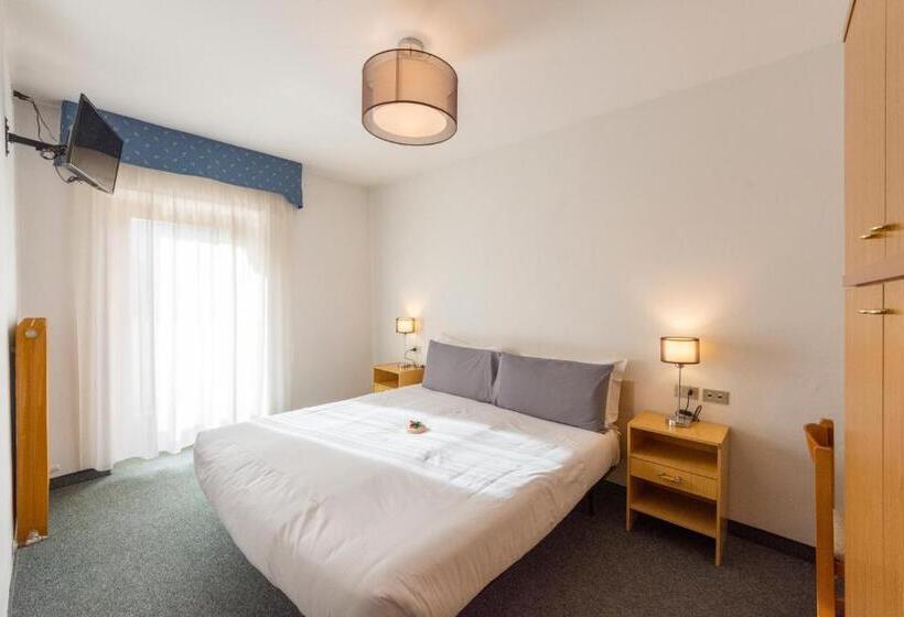 חדר בסיסי, Flos