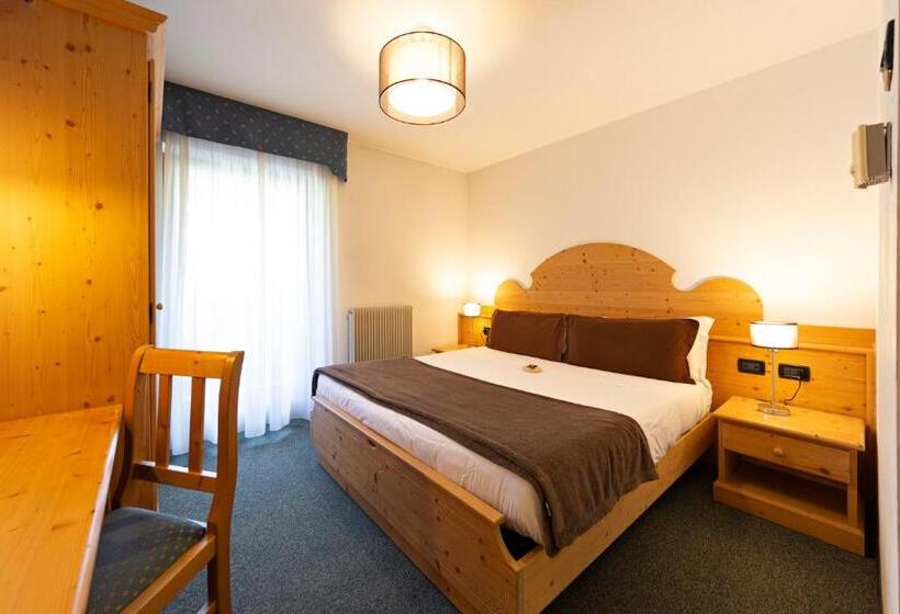 חדר בסיסי, Flos