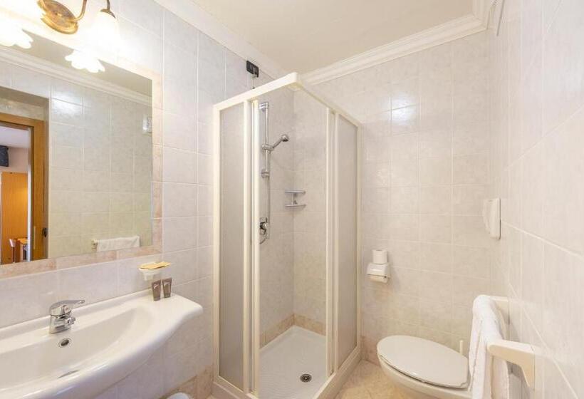 חדר בסיסי, Flos