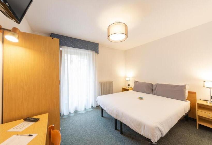 חדר בסיסי, Flos