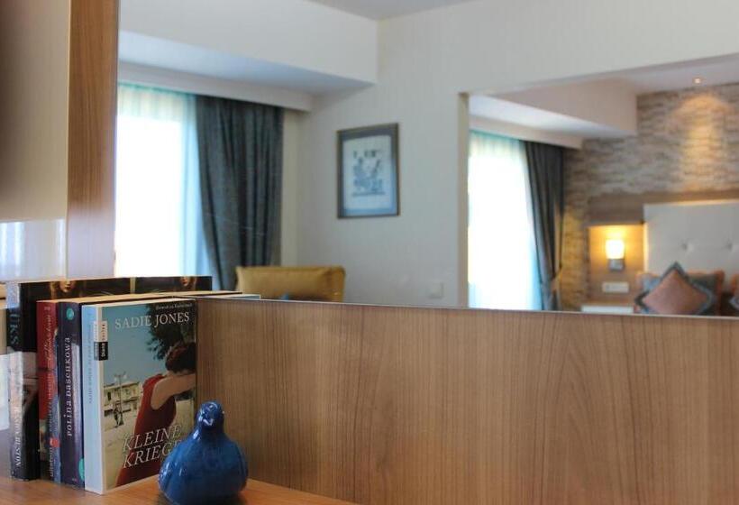 جناح عائلي, Papirus