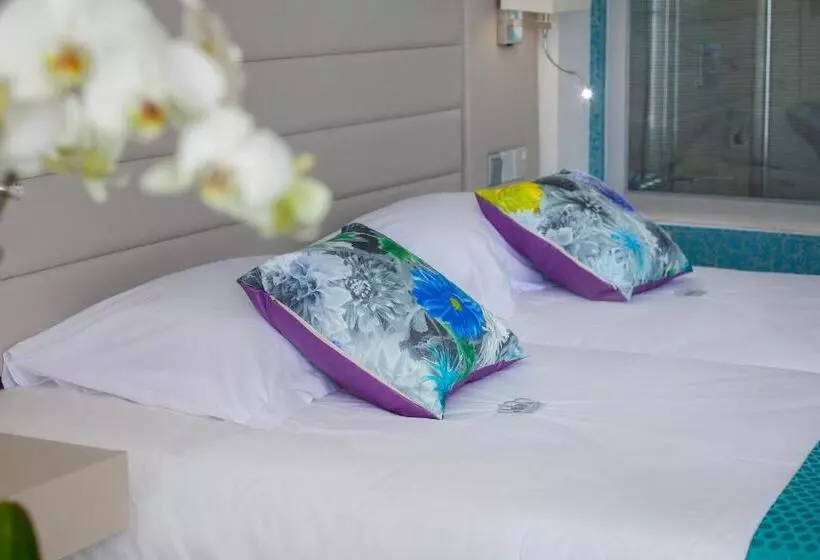 اتاق سوپریور با چشم‌انداز جانبی دریا, King Evelthon Beach Hotel & Resort