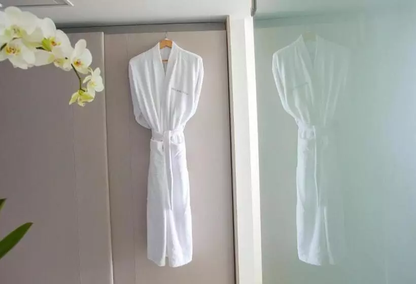 اتاق سوپریور با چشم‌انداز جانبی دریا, King Evelthon Beach Hotel & Resort