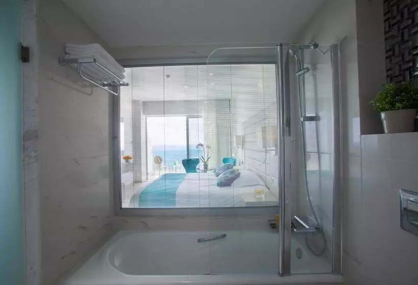 اتاق سوپریور با چشم‌انداز دریا, King Evelthon Beach Hotel & Resort