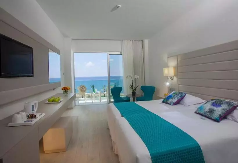 اتاق سوپریور با چشم‌انداز, King Evelthon Beach Hotel & Resort