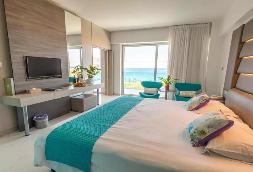 سوییت خانوادگی, King Evelthon Beach Hotel & Resort