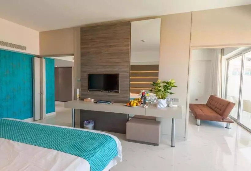 سوییت خانوادگی, King Evelthon Beach Hotel & Resort