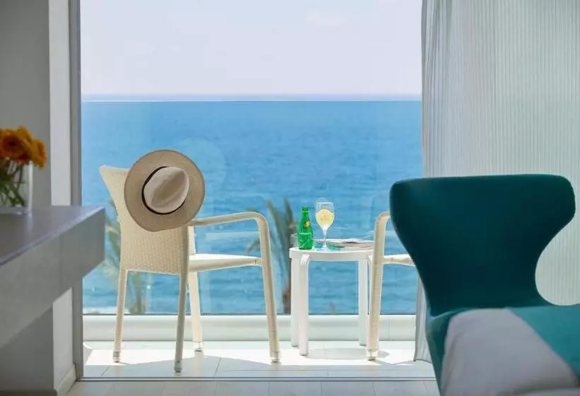 سوییت خانوادگی, King Evelthon Beach Hotel & Resort