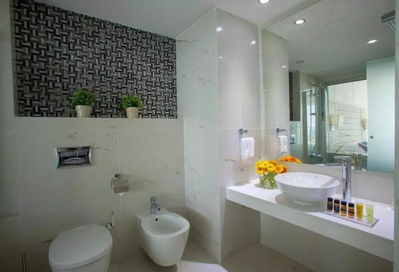 سوییت خانوادگی, King Evelthon Beach Hotel & Resort