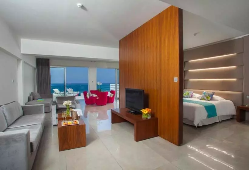 سوییت جونیور با چشم‌انداز دریا, King Evelthon Beach Hotel & Resort