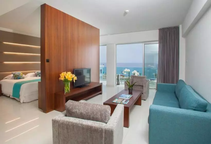 سوییت جونیور با چشم‌انداز دریا, King Evelthon Beach Hotel & Resort