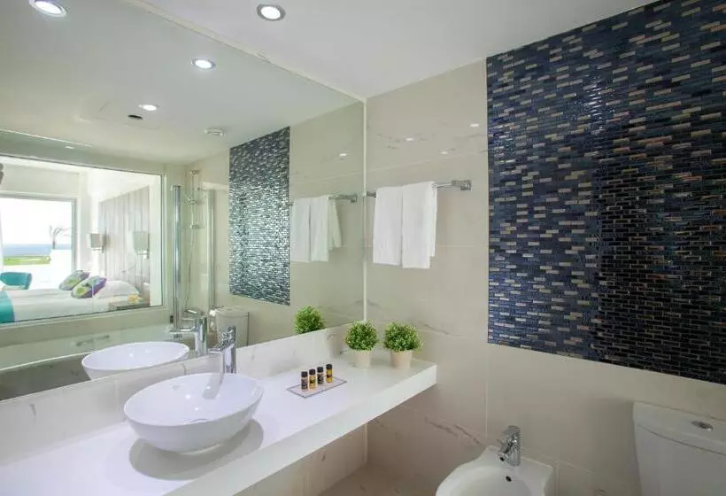 Standard swim-up room, King Evelthon Beach Hotel & Resort