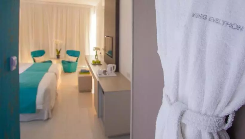 Standard swim-up room, King Evelthon Beach Hotel & Resort