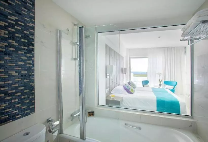 Standard swim-up room, King Evelthon Beach Hotel & Resort