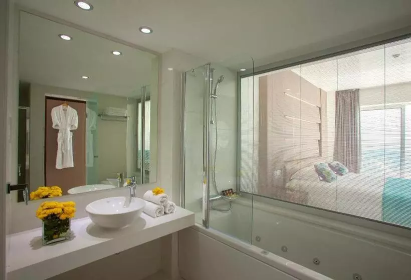 سوئیت با تخت بزرگ, King Evelthon Beach Hotel & Resort