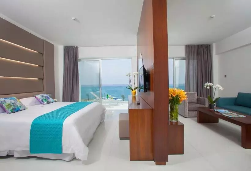 سوییت با چشم‌انداز دریا, King Evelthon Beach Hotel & Resort